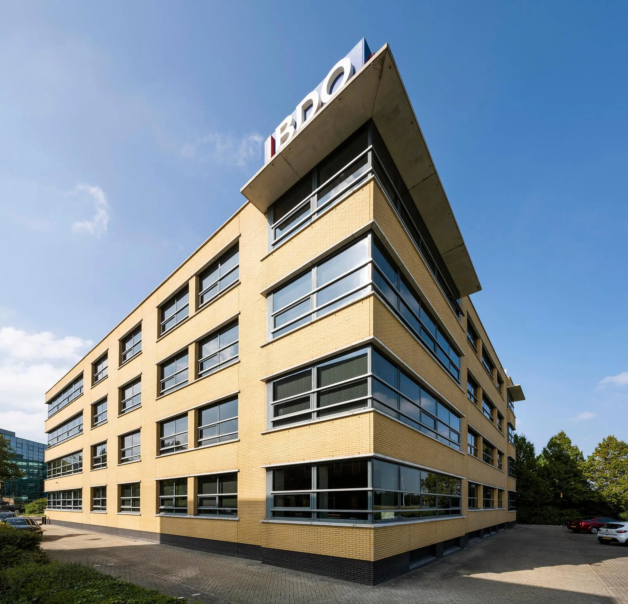 Kantoorgebouw van BDO aan de K.P. van der Mandelelaan met geelstenen gevel en grote ramen.